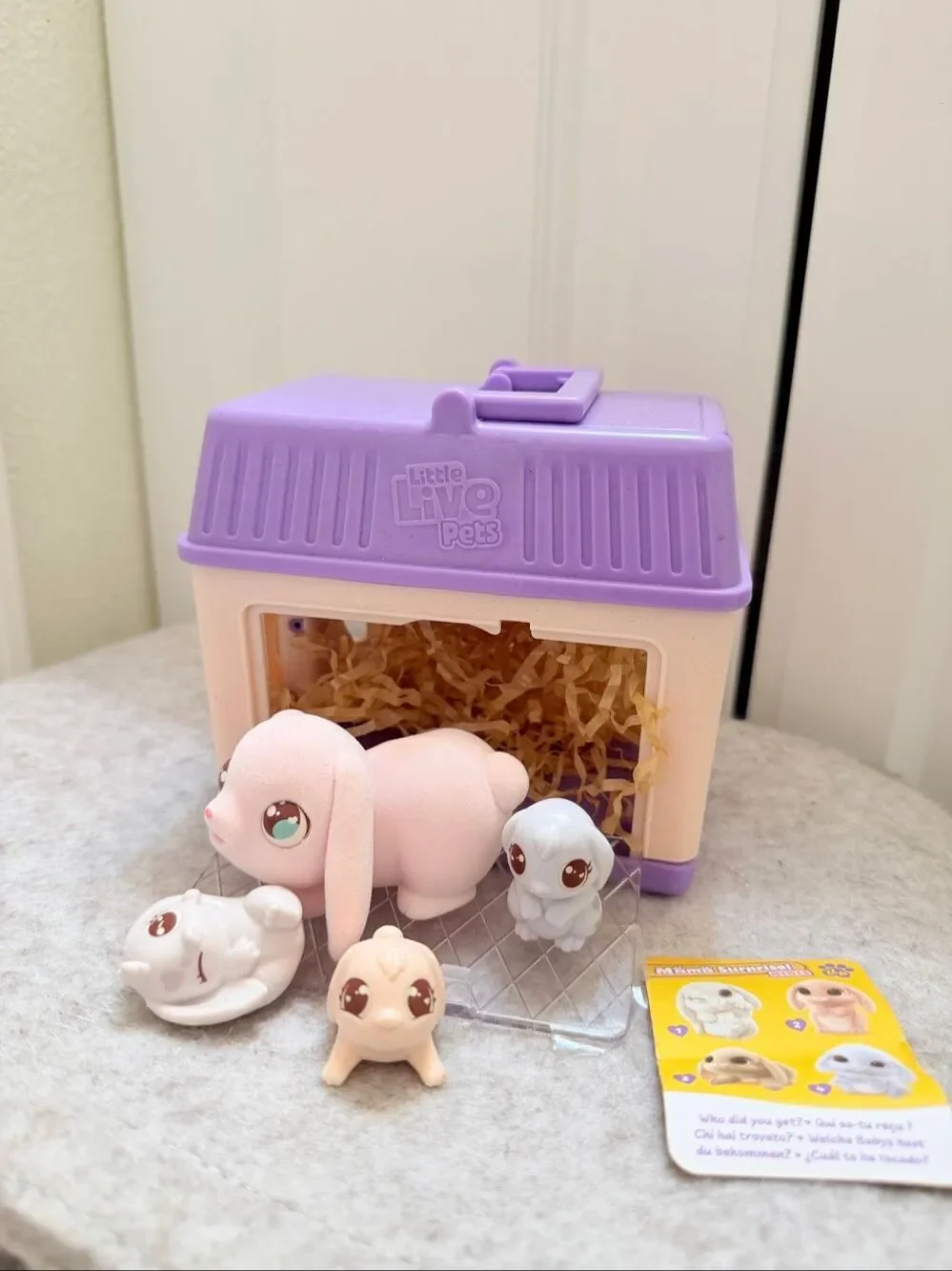 Little Live Pets - Mama Surprise Minis. Feed and Nurture a Lil' Bunny Inside